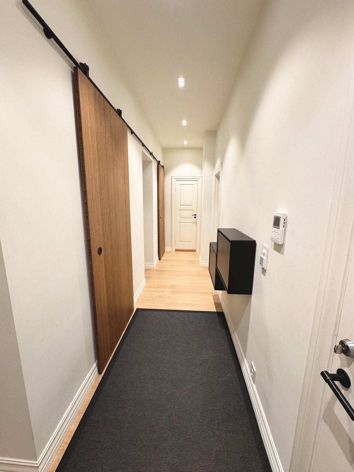 Entré med garderobe og vaskemaskin innerst ved bad Galleribilde