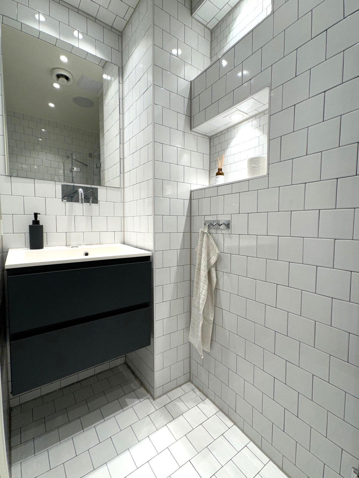 Bad med integrert høytaler i tak Galleribilde