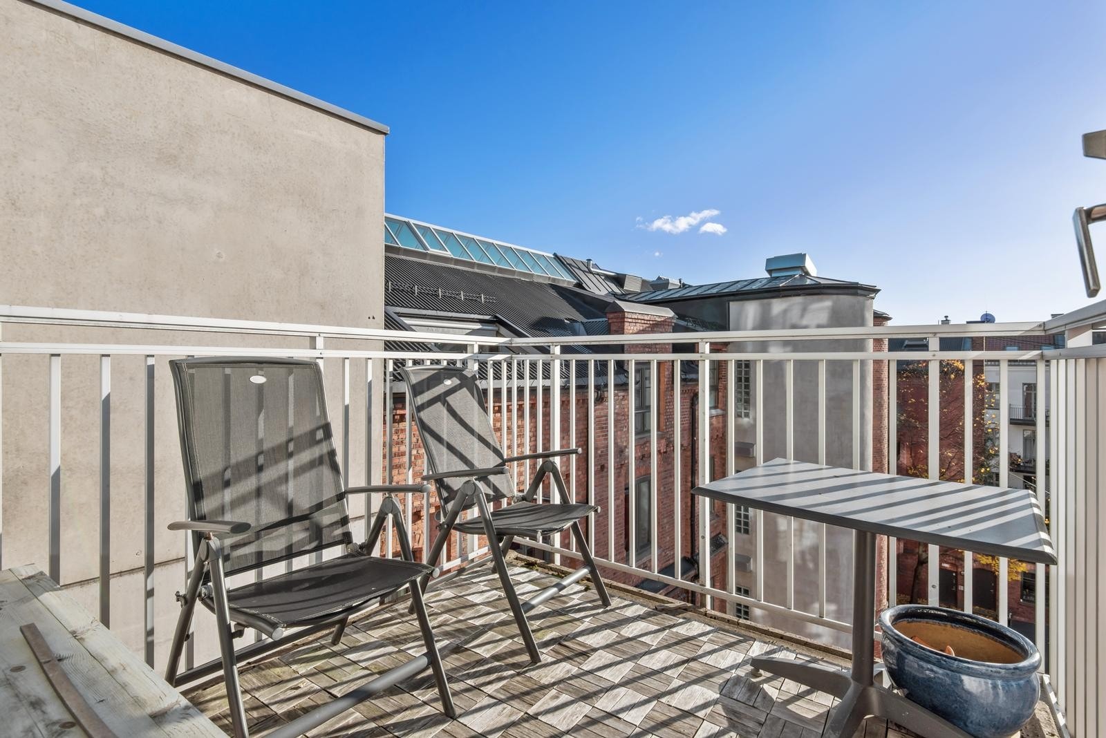 Balkong ut mot bakgård. Plass til møblement. Galleribilde