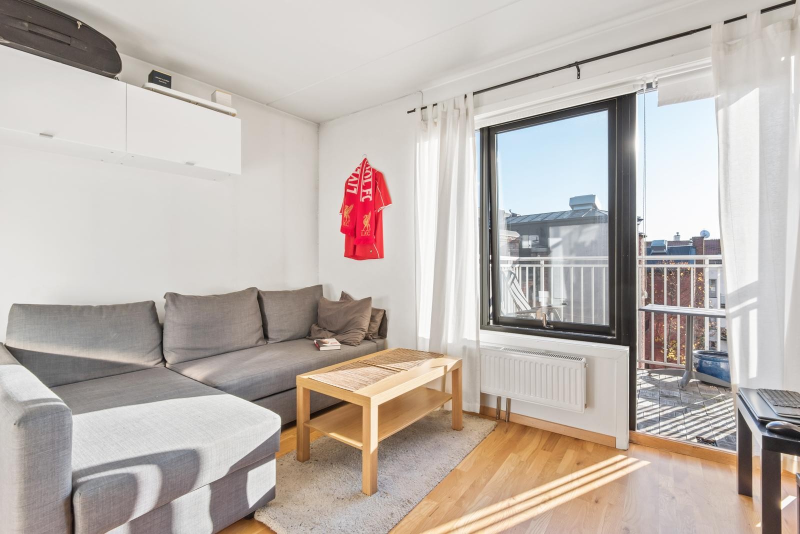 Utgang til solrik balkong. Vender mot bakgård. Galleribilde