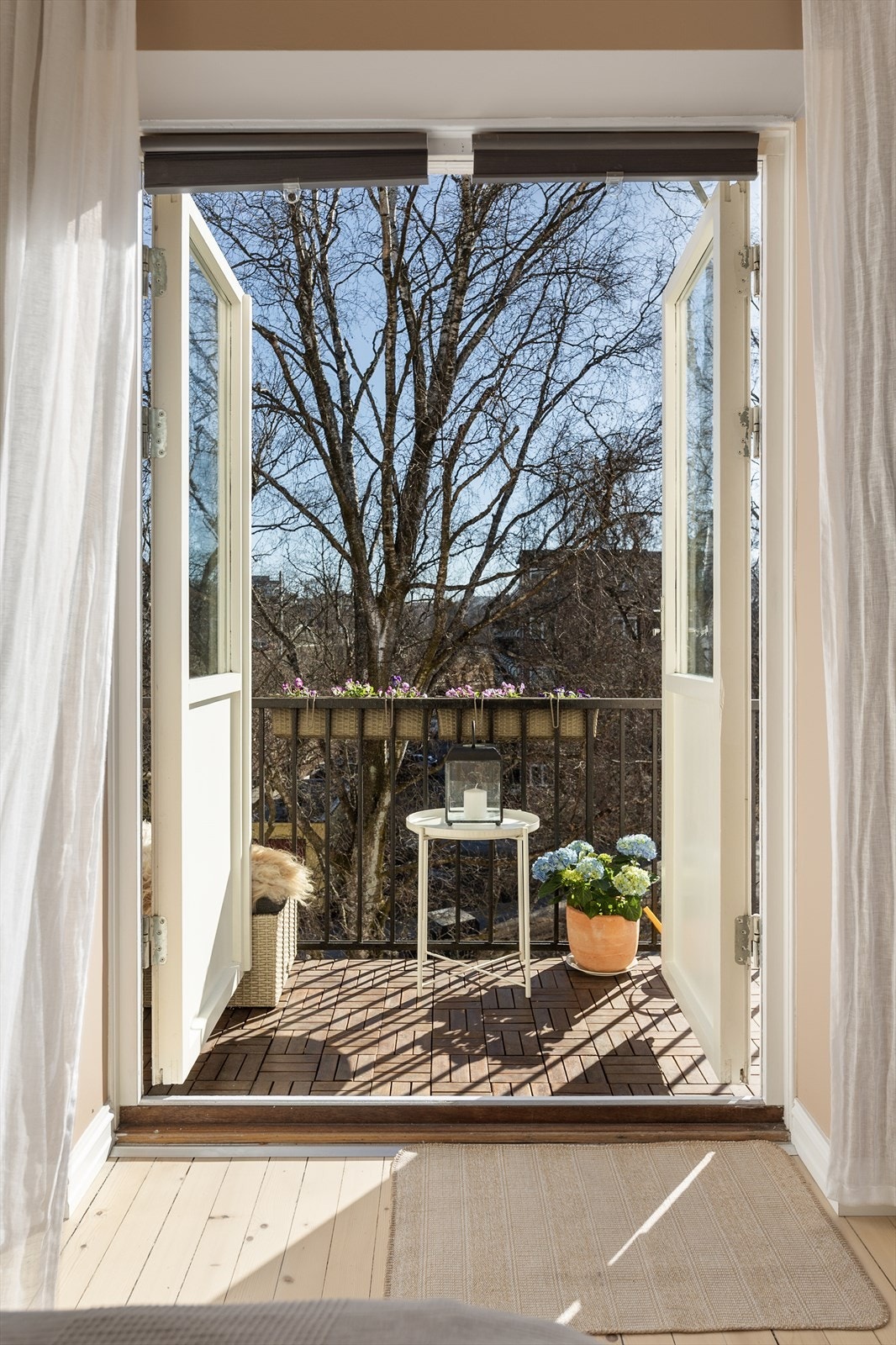 Nyt varme dager i hyggelige omgivelser fra soverommets balkong. Galleribilde