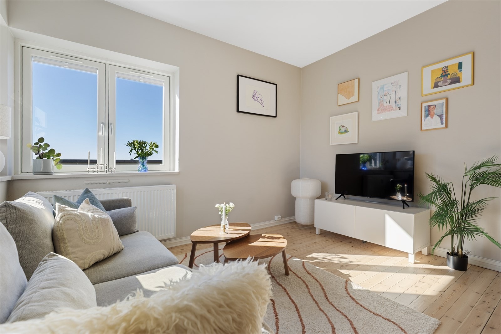 Lys og innbydende stue med god plass til sofagruppe, salongbord samt TV-møblement. Dagens eiere har selv elsket at sola står inn i leiligheten og lager fint lys uansett årstid. Galleribilde