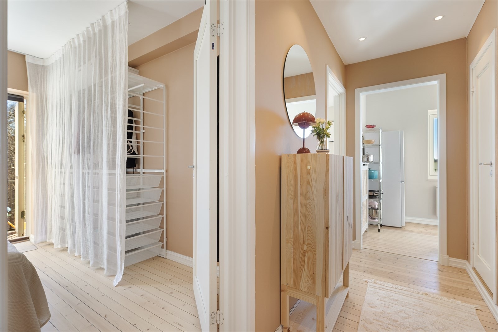 Boligen har vakre, originale tregulv som strekker seg gjennom alle rom, og gir et varmt og lunt underlag. Galleribilde