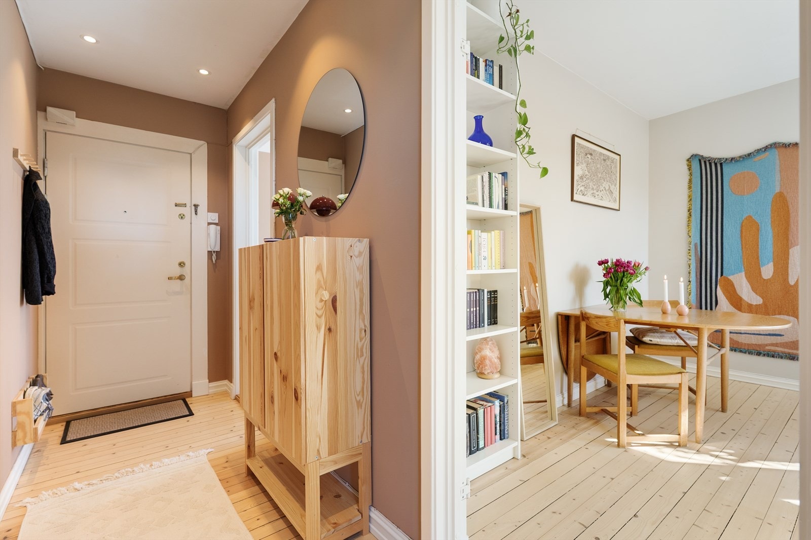 Pen entré med plass til å henge fra yttertøy og sette fra seg sko. Lune fagrevalg og god belysning gir et hyggelig førsteinntrykk. Velkommen inn! Galleribilde