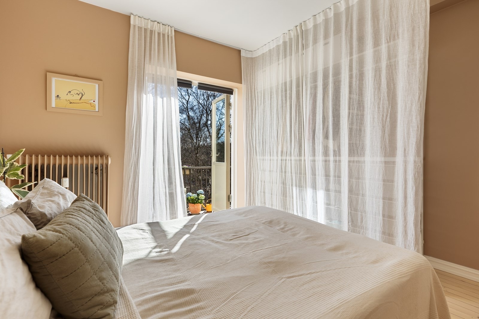 Rommet har god plass til en stor garderobeløsning, som gir fin plass til klær og diverse tilbehør. Galleribilde