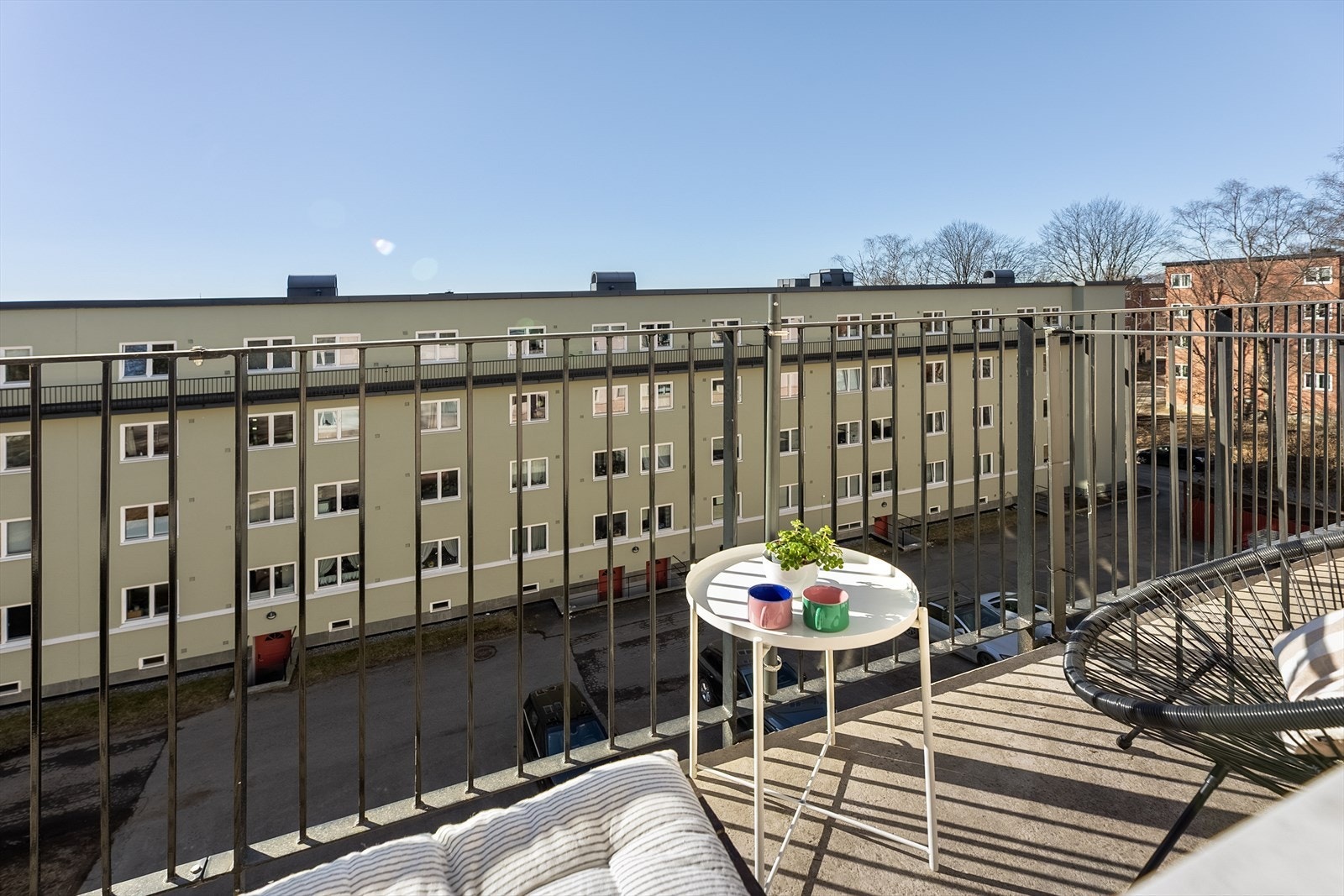 På andre siden av vinduet på kjøkkenet befinner det seg en skjult perle, nemlig en balkong med kveldssol! Det er ikke satt inn balkongdør til denne balkongen, men dagens eiere har klatret igjennom vinduet - og tilbrakt utallige timer her ute! Galleribilde