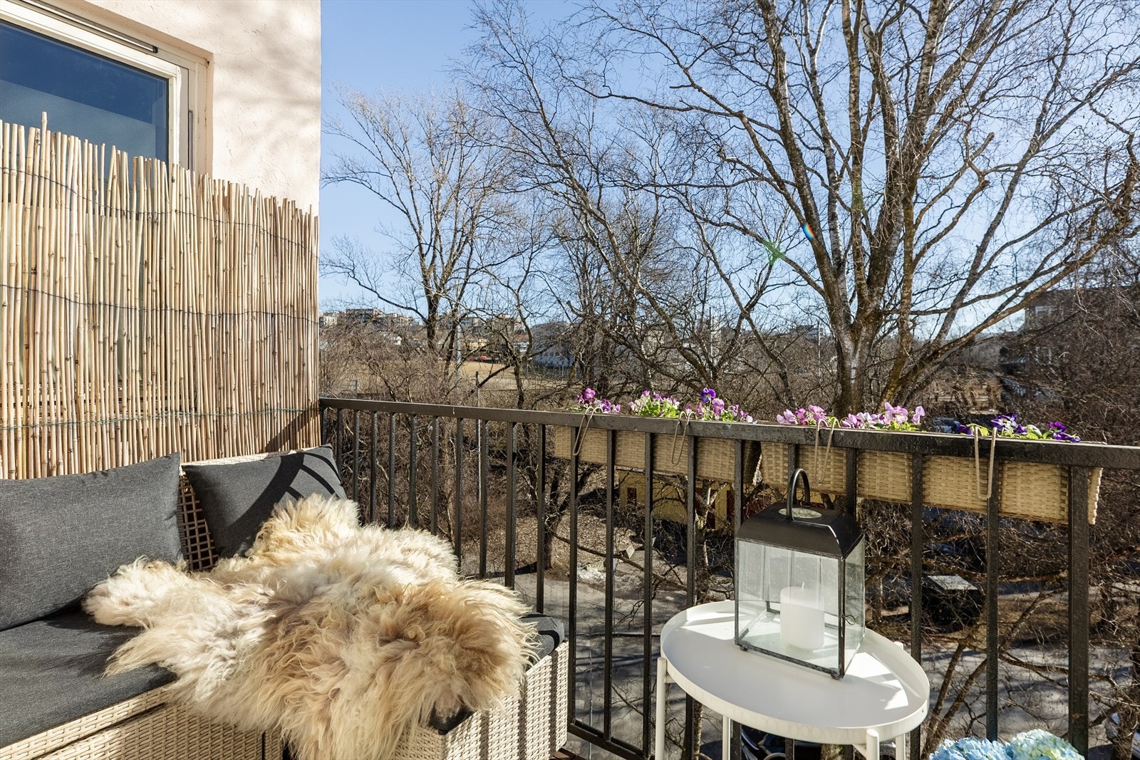 Balkongen har plass til å innrede med ønsket utendørsmøblement, slik at du kan skape ditt eget lille utendørs paradis. Galleribilde