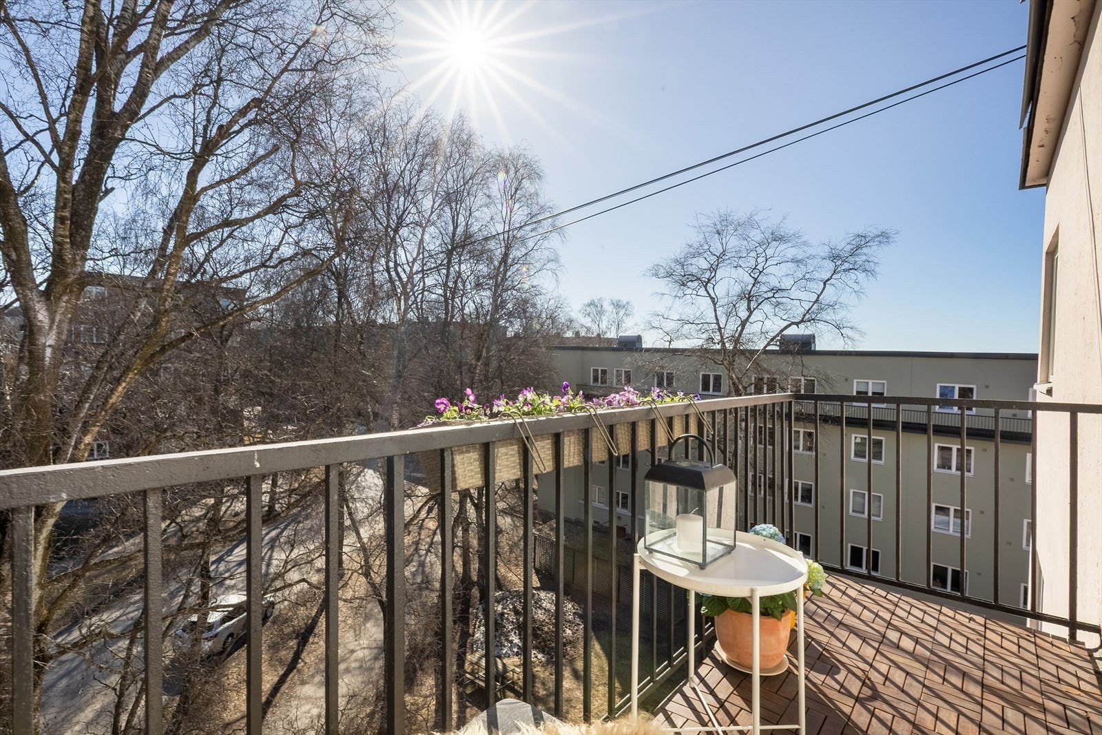 Her bor dere høyt og fritt med gode solforhold. På vår- og sommerhalvåret bogner det av grønne vekster utenfor. Galleribilde