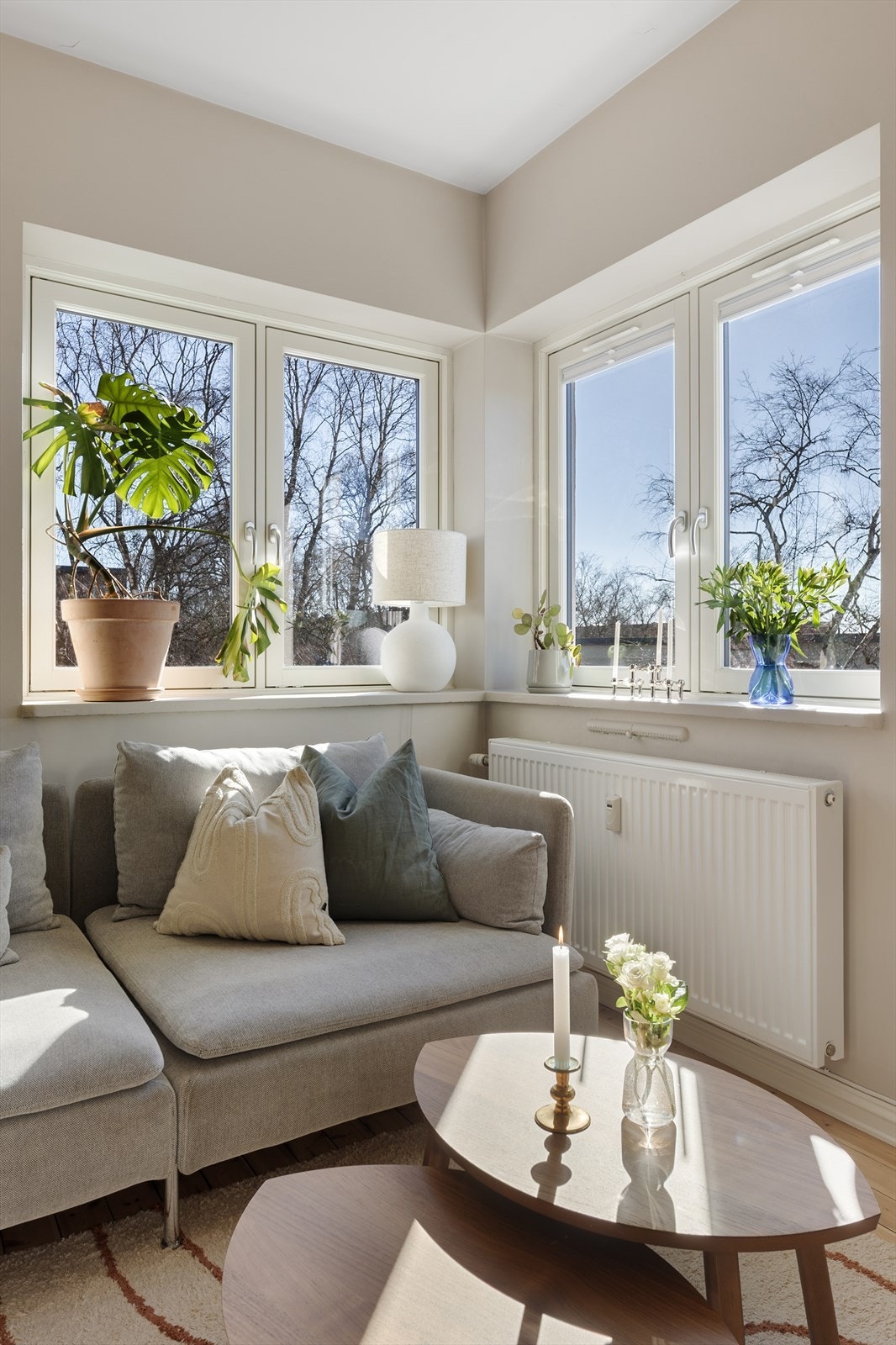 Store hjørnevinduer med dype karmer sørger for godt med naturlig lysinnslipp. Galleribilde