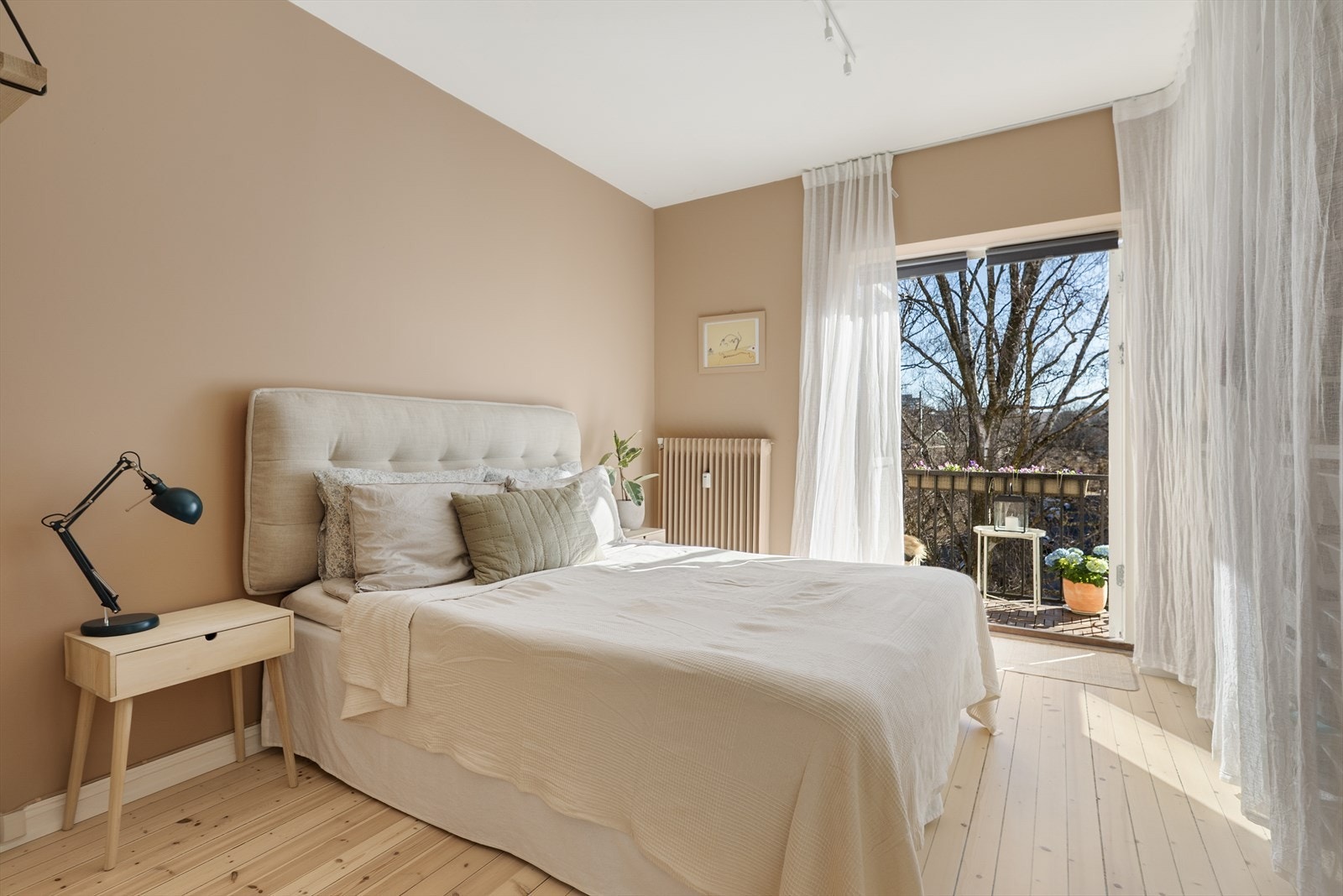 Soverommet er stilfullt og rolig, med lune fargetoner, god plass til dobbeltseng og direkte utgang til solrik balkong. Galleribilde