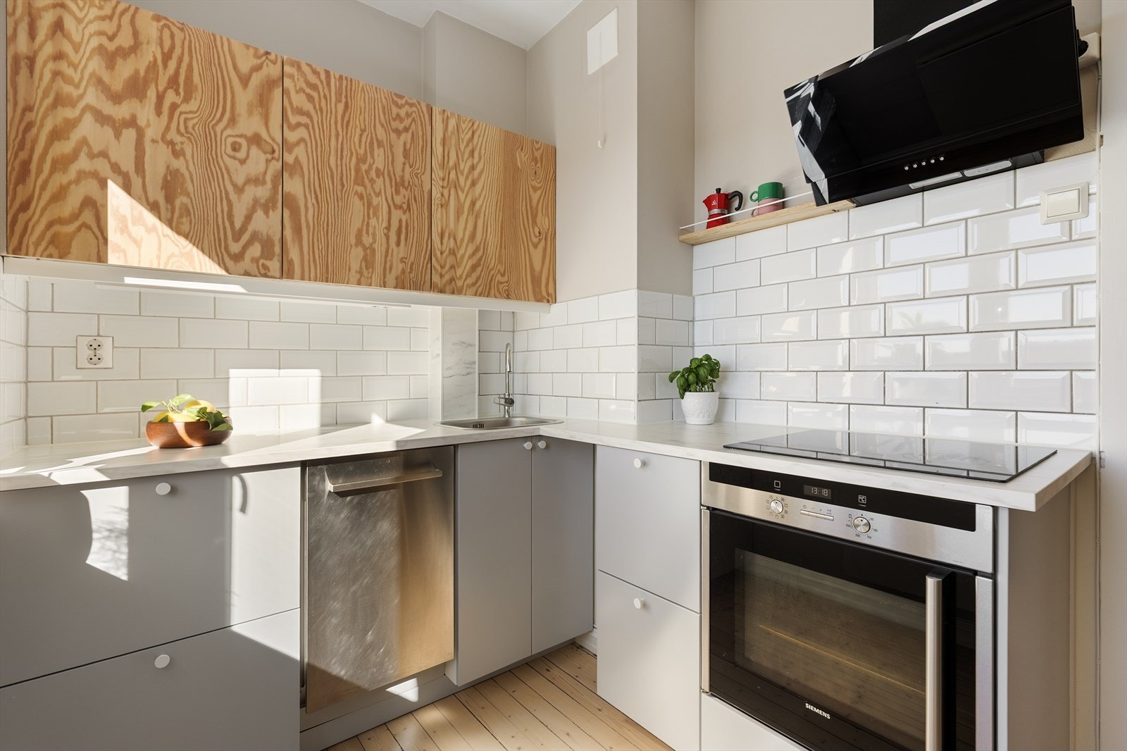 Integrerte hvitevarer inkluderer komfyr, platetopp og smal oppvaskmaskin. Komfyrvakt er installert over platetoppen for ekstra sikkerhet. Galleribilde