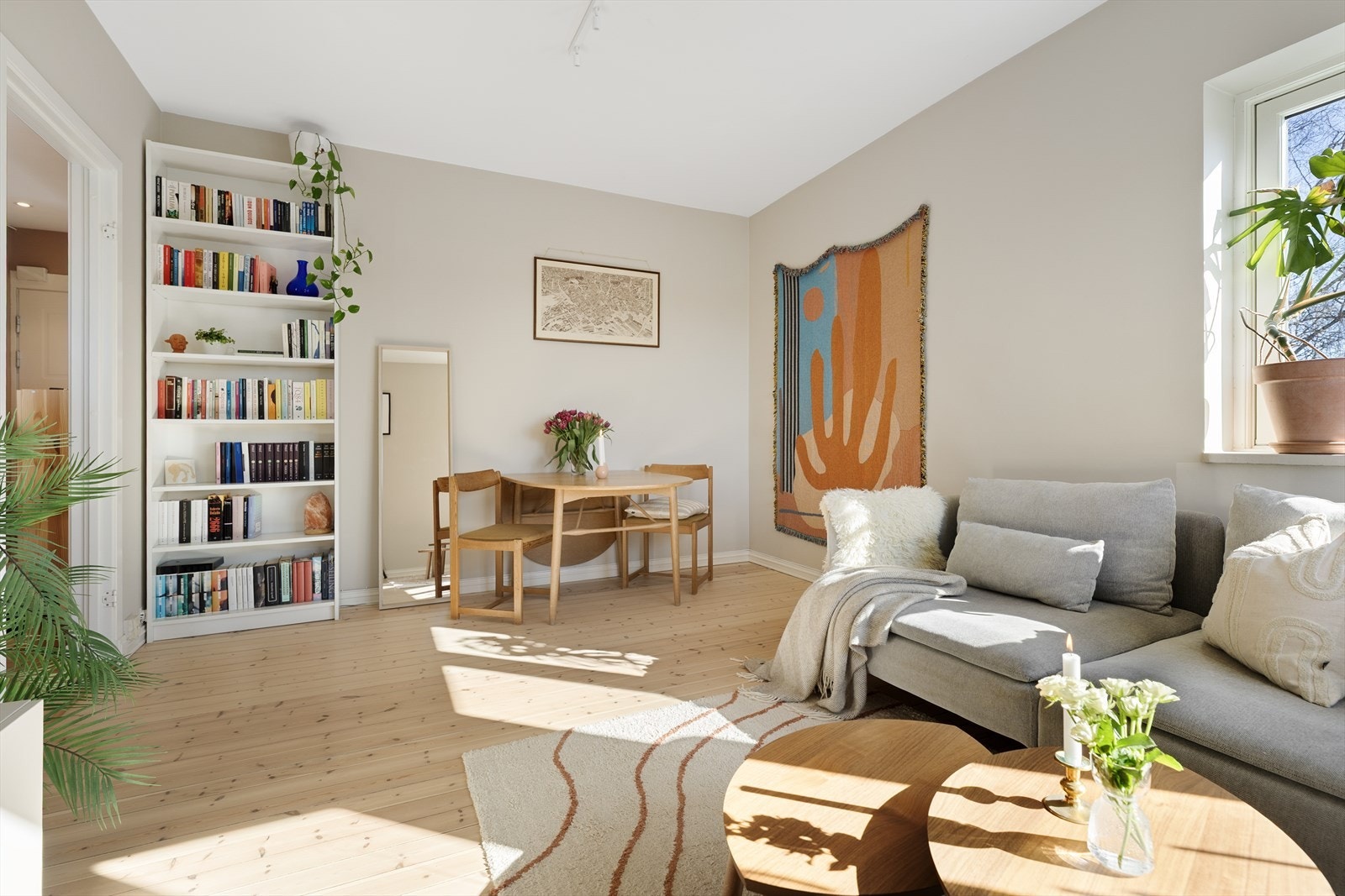 Spisebordet finner sin ideelle plass i en naturlig del av rommet. Her er det hyggelig og samle familie og venner til hyggelige lag! Galleribilde