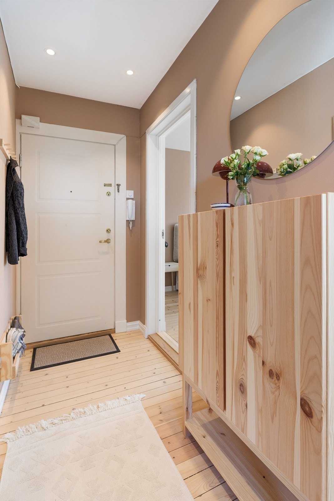 I det dere trer over dørstokken forstår du umiddelbart hvilket lyst og sjarmerende hjem dette er. Galleribilde