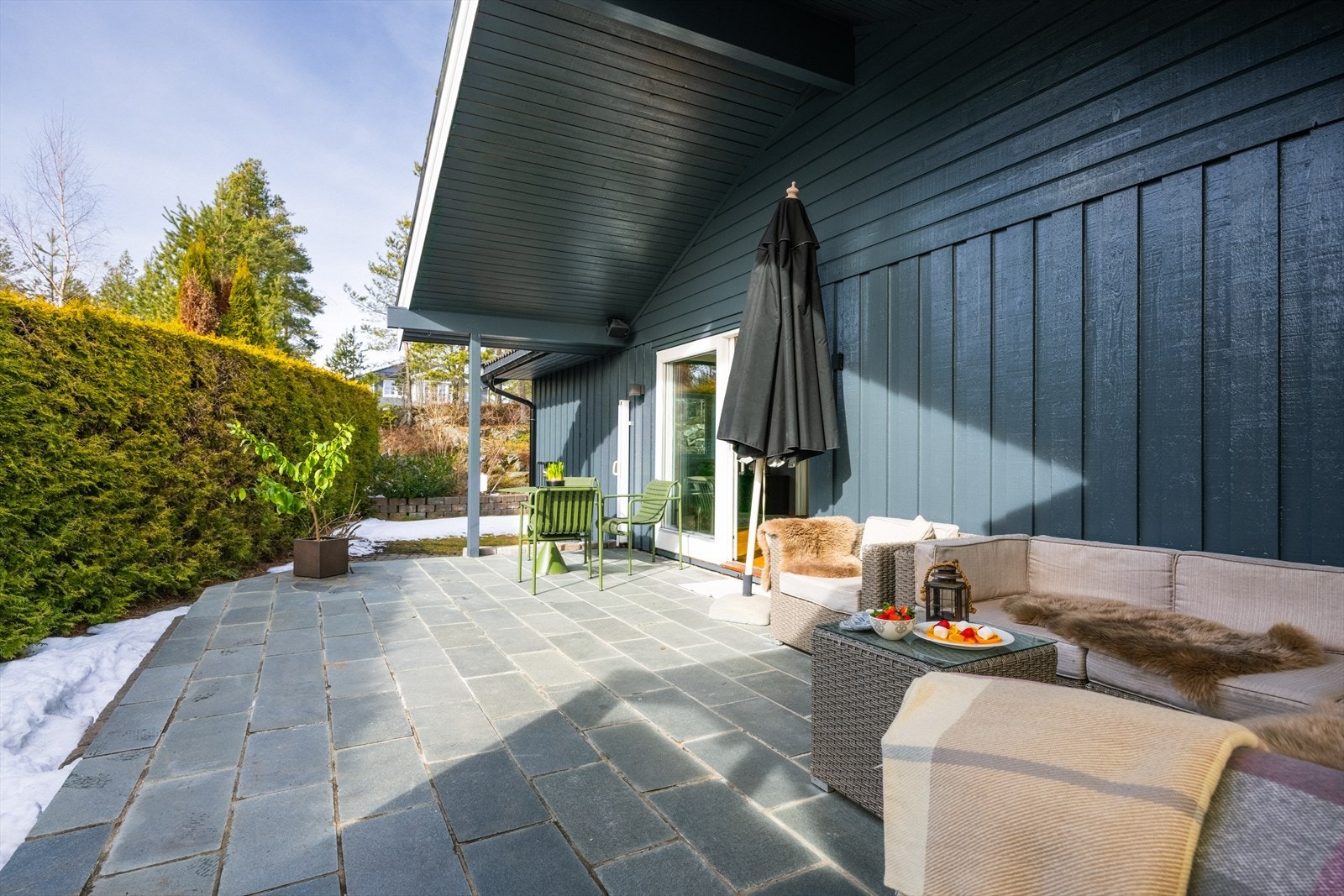 Terrassen er vendt mot sørvest og har rikelig med sol (se også kompass under planten) Galleribilde