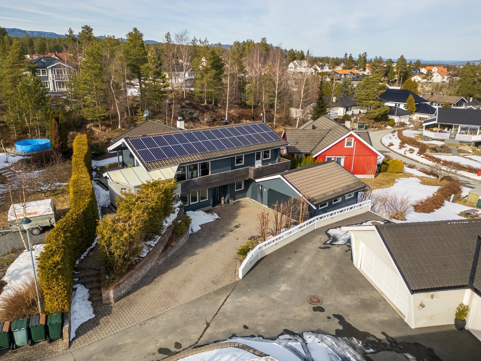 Hele huset ble beiset i 2024. Her ser man også at gårdsplassen er steinlagt, og tomten er oppbygget Galleribilde