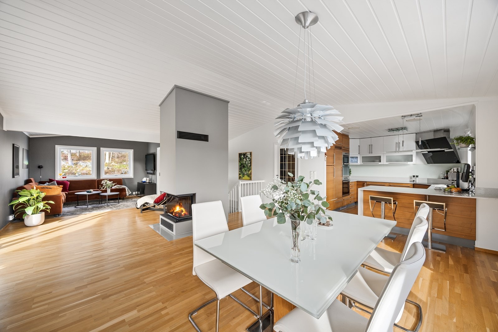 I stuen er det god plass til langbord for 10 personer uten at man må hverken ommøblere eller at det spiser opp romfølelsen Galleribilde