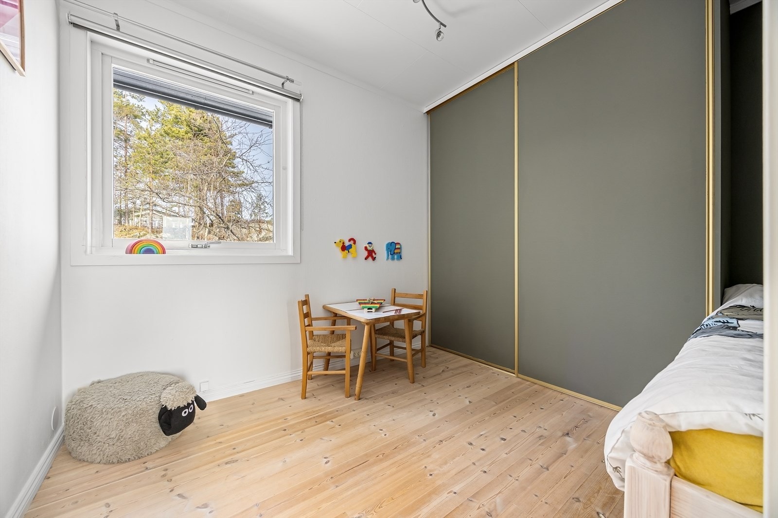 Innenfor badet er det et barnerom med stor skyvedørsgarderobe Galleribilde