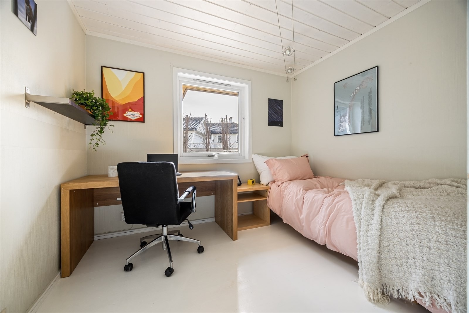 I underetasjen er det 2 soverom. Her er det plass til seng, kontorpult og garderobeskap (til høyre for sengen) Galleribilde