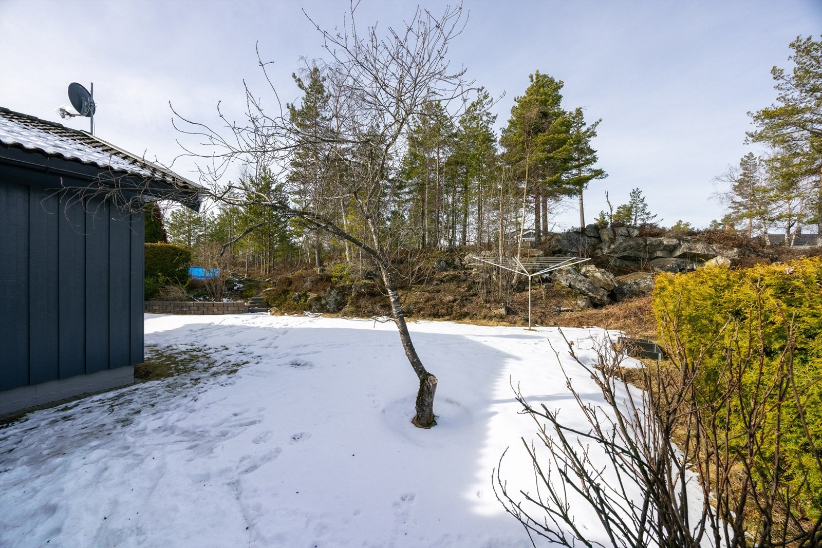 Friområdene bak huset har egentlig bare blitt brukt som ekstra lekeplass for dette huset Galleribilde