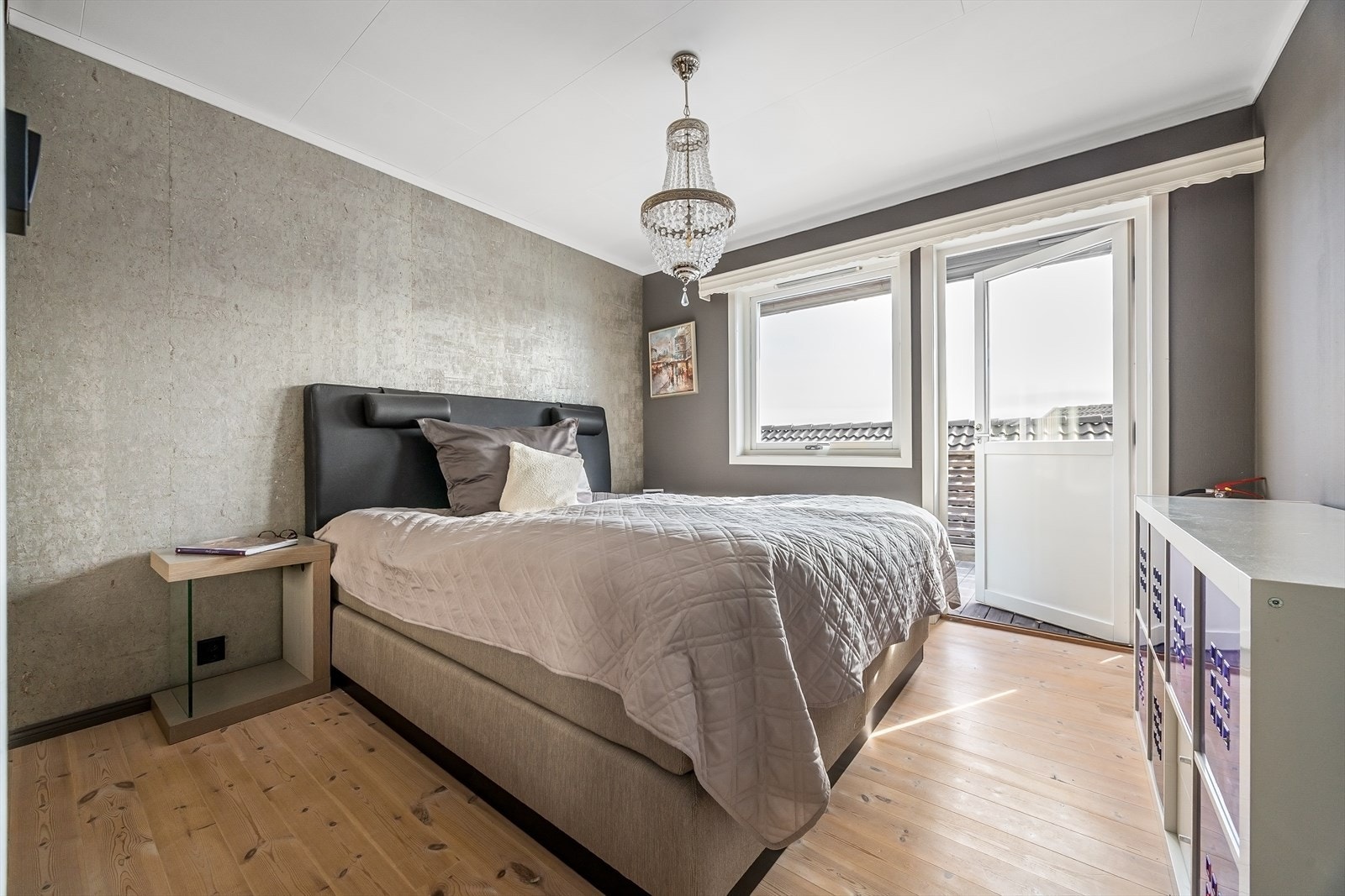 Hovedsoverommet har også en stor skyvedørsgarderobe (til venstre i bildet) Galleribilde