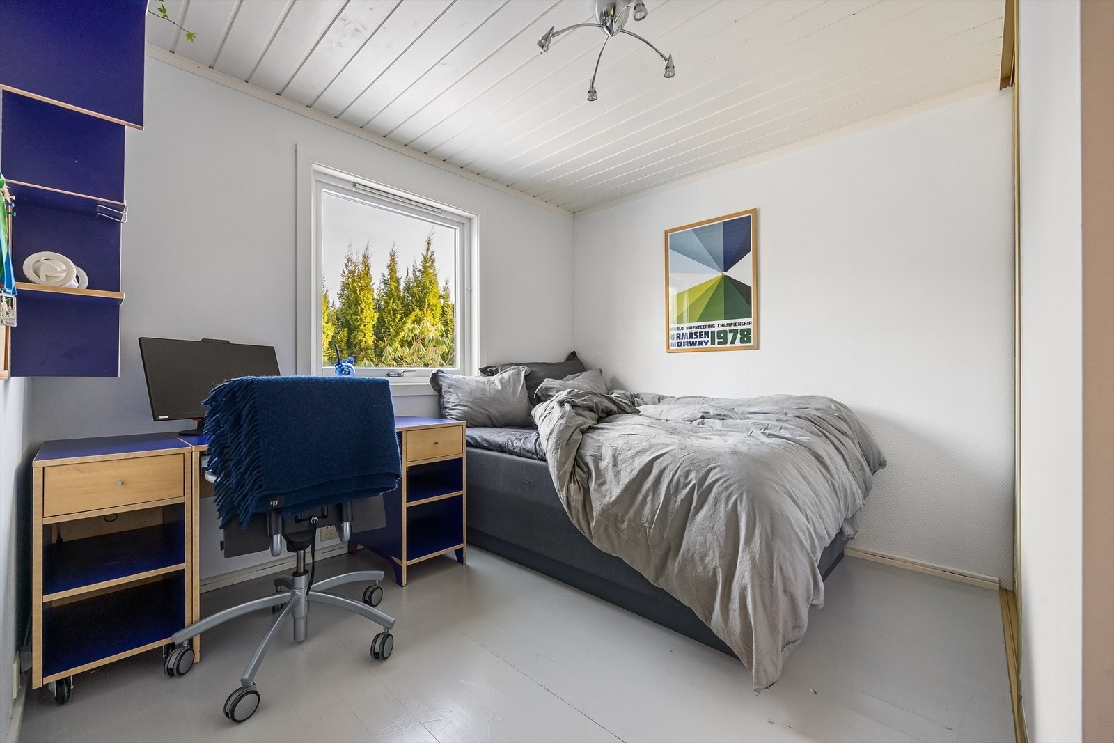 På det siste soverommet er det god plass til stor seng, skyvedørsgarderobe og kontorpult Galleribilde