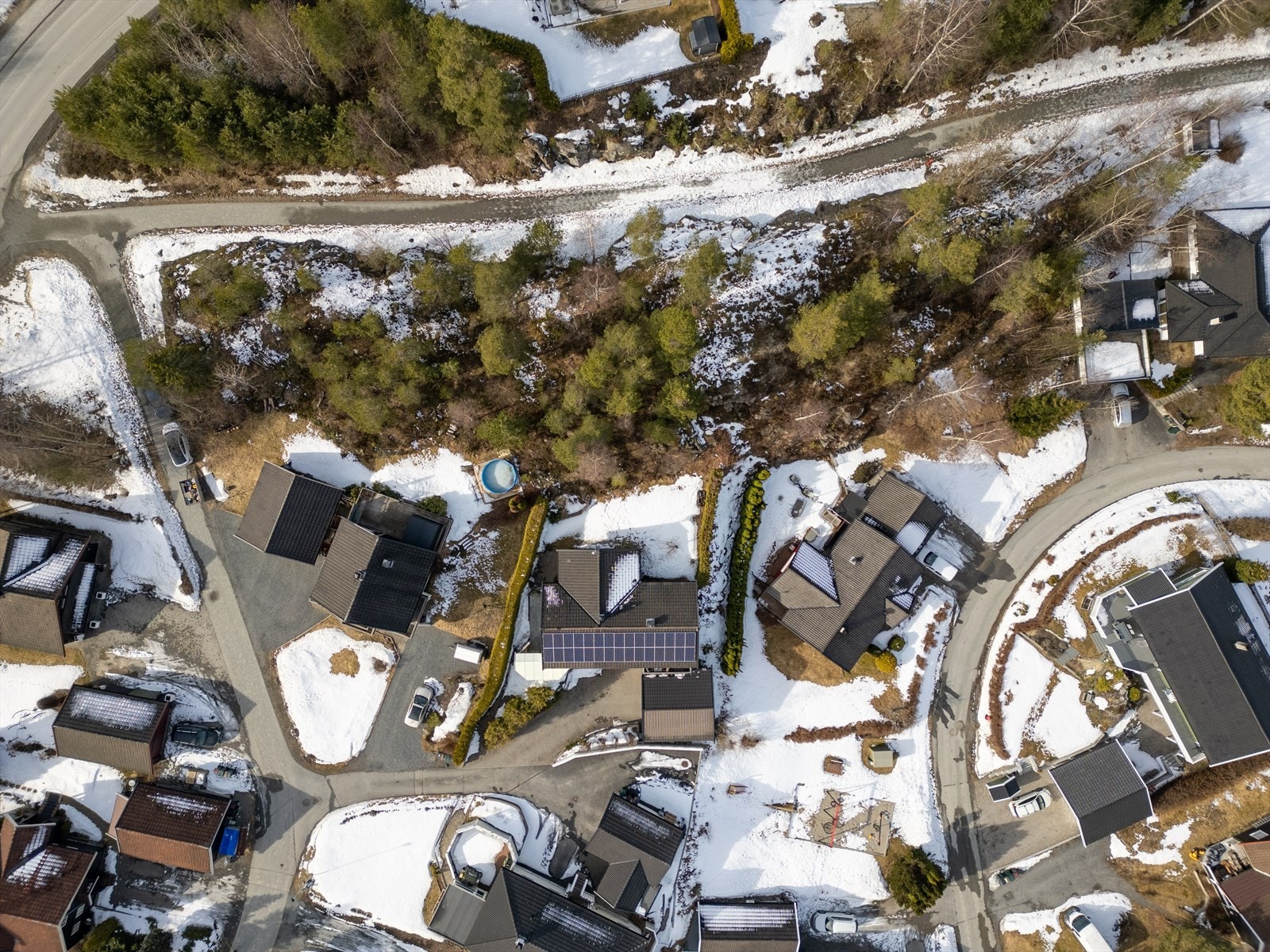 Gangveien bak huset er bilfri helt opp til skolen og barnehage foruten det ene krysset du ser til venstre i bildet Galleribilde