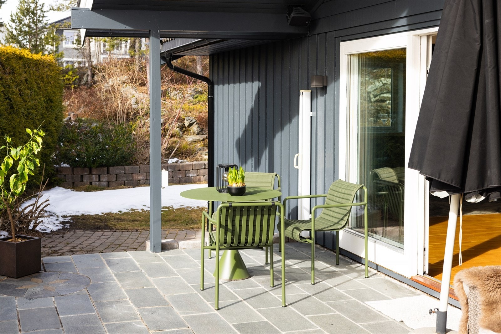 Stor skyvedør til terrassen gjør at man forlenger stuen på sommerstid Galleribilde