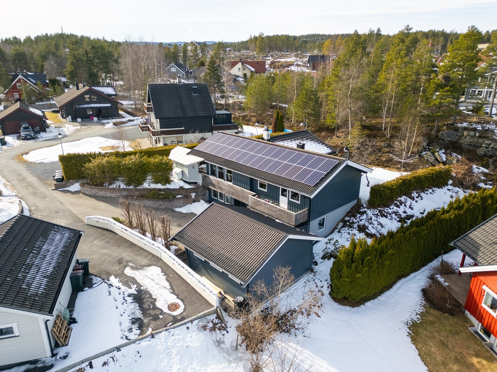 Huset ligger på et lite høydedrag Galleribilde