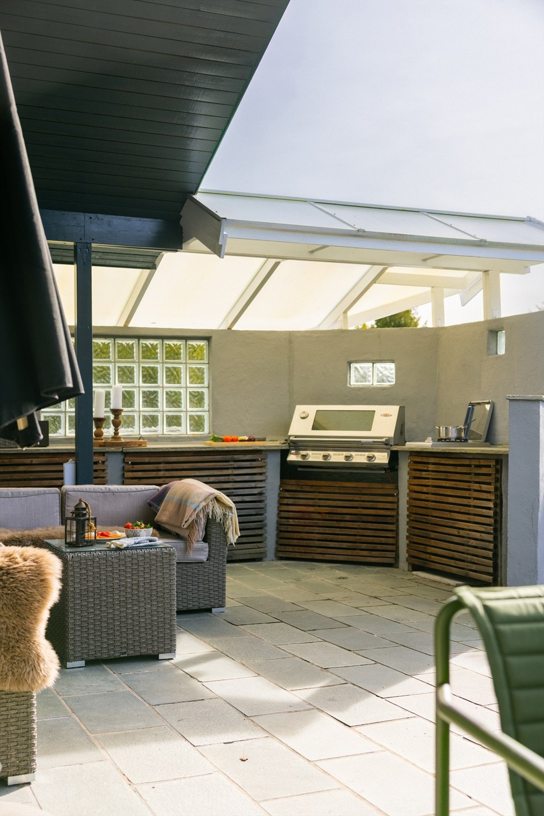 Utenfor stuen er det en stor terrasse på hele 34 kvm Galleribilde