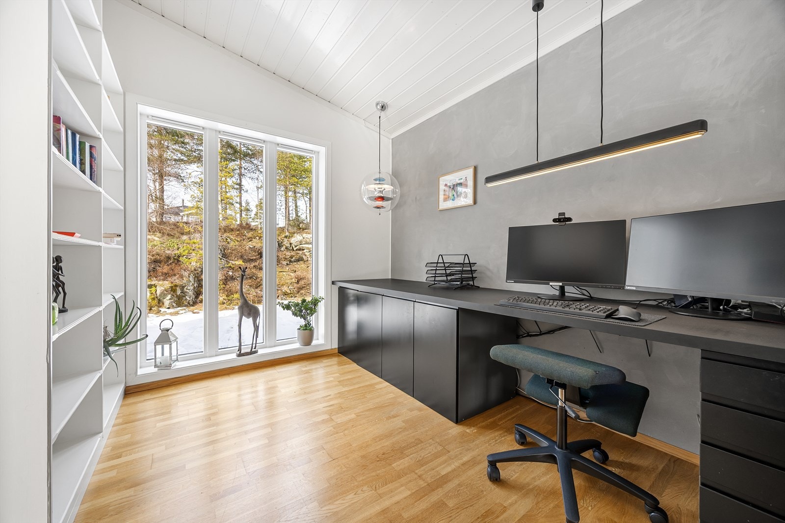 Her er det store vinduer ut til hagen og friområdene bak huset Galleribilde