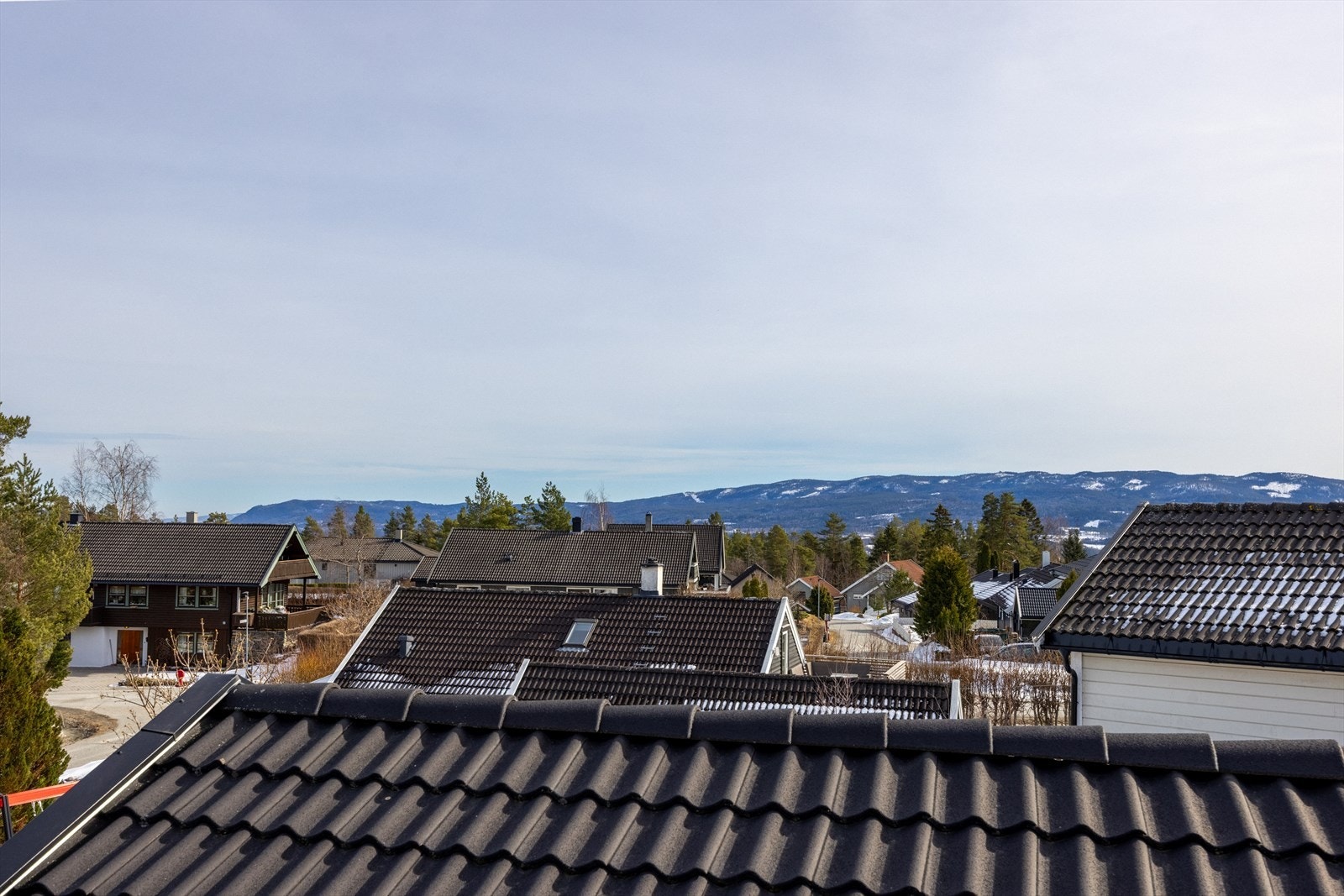 Over garasjetaket er det også pent utsyn ut over Ormåsen Galleribilde