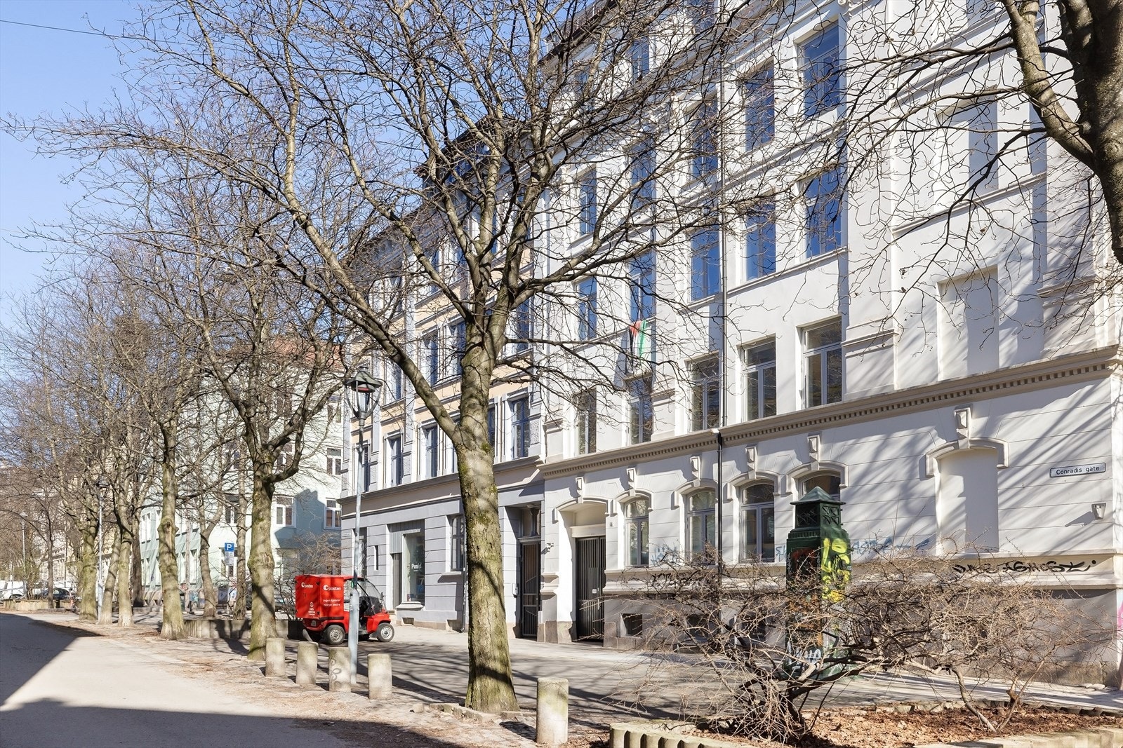 - Området preges av rolige gatetun med minimal trafikk, samtidig som det gir umiddelbar tilgang til offentlig transport, dagligvarebutikker, shopping, kafeer, barer og restauranter - Galleribilde