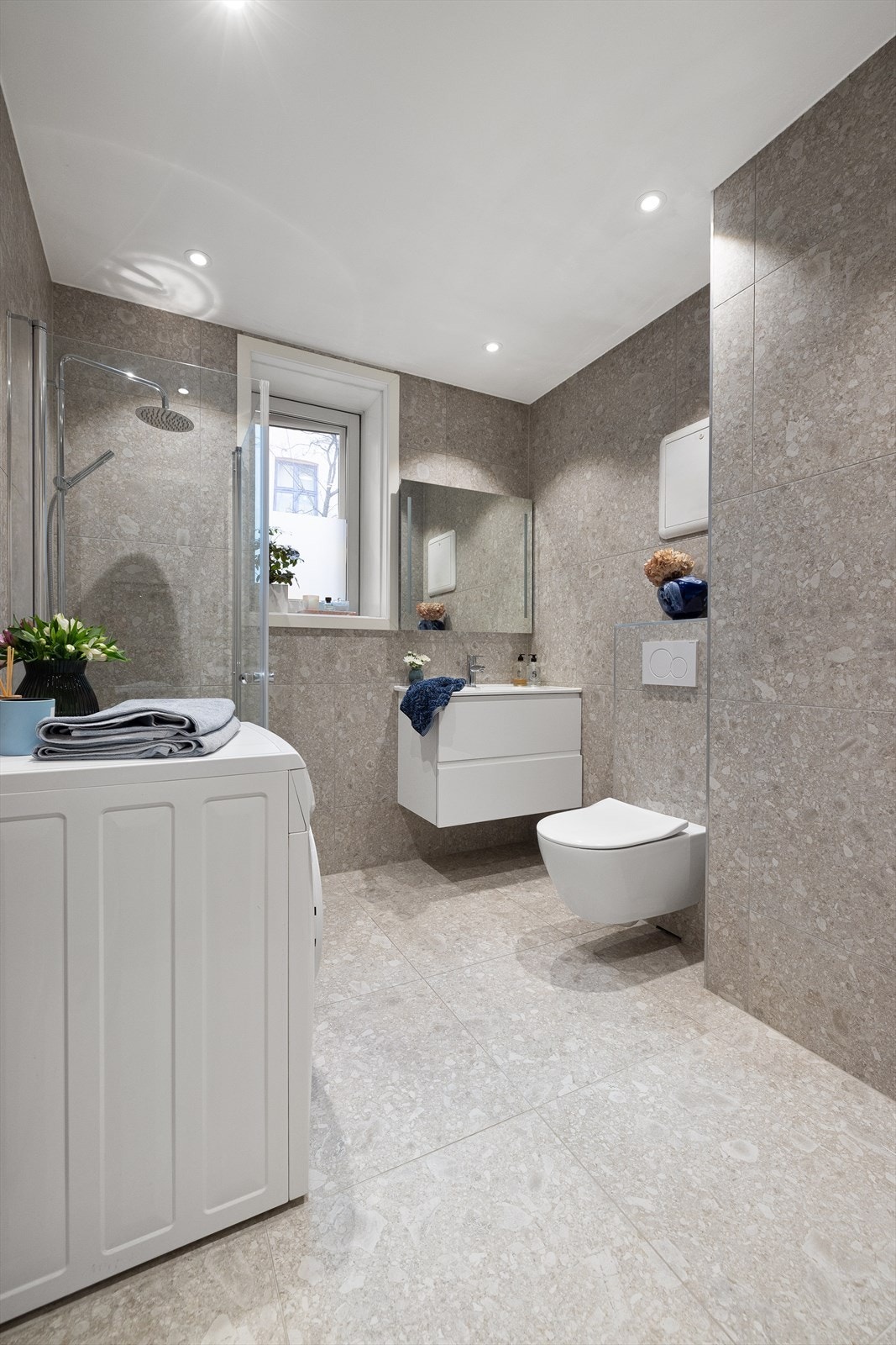 - Delikat flislagt bad med opplegg for vaskemaskin og varme i gulv - Galleribilde