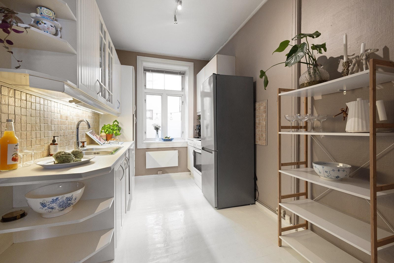 - Innholdsrikt kjøkken med godt lysinnslipp - Galleribilde