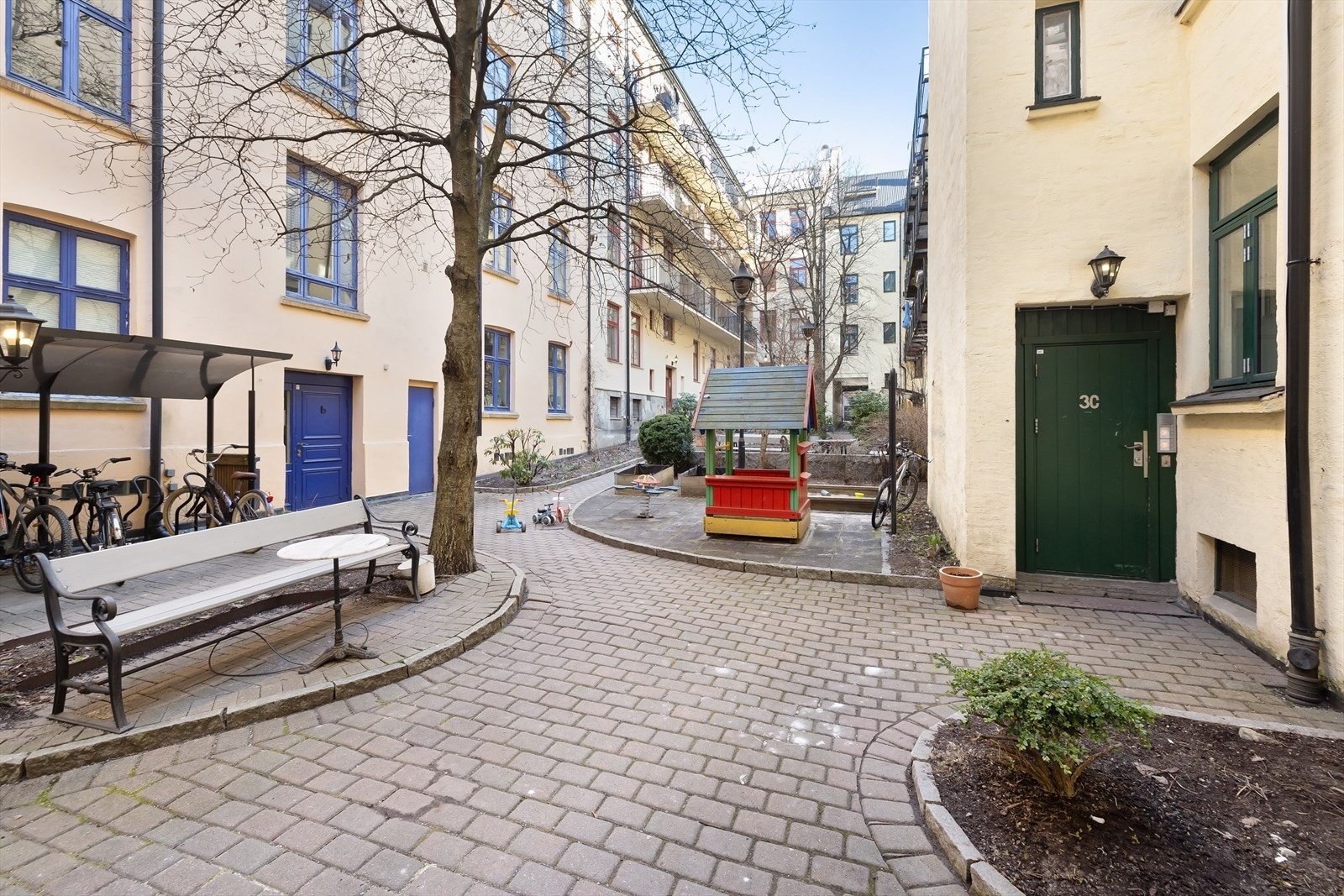 - Leiligheten ligger svært sentralt, men likevel tilbaketrukket på Løkka - Galleribilde