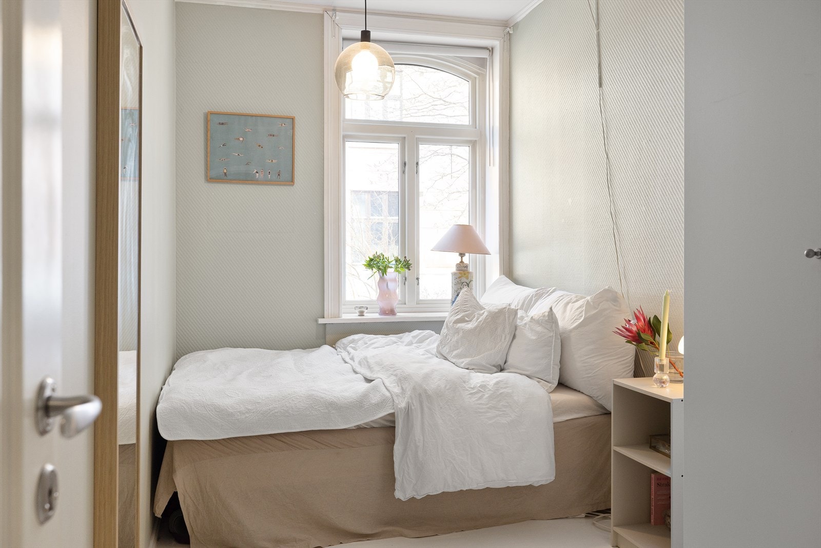 - Plass til dobbeltseng og nattbord - Galleribilde