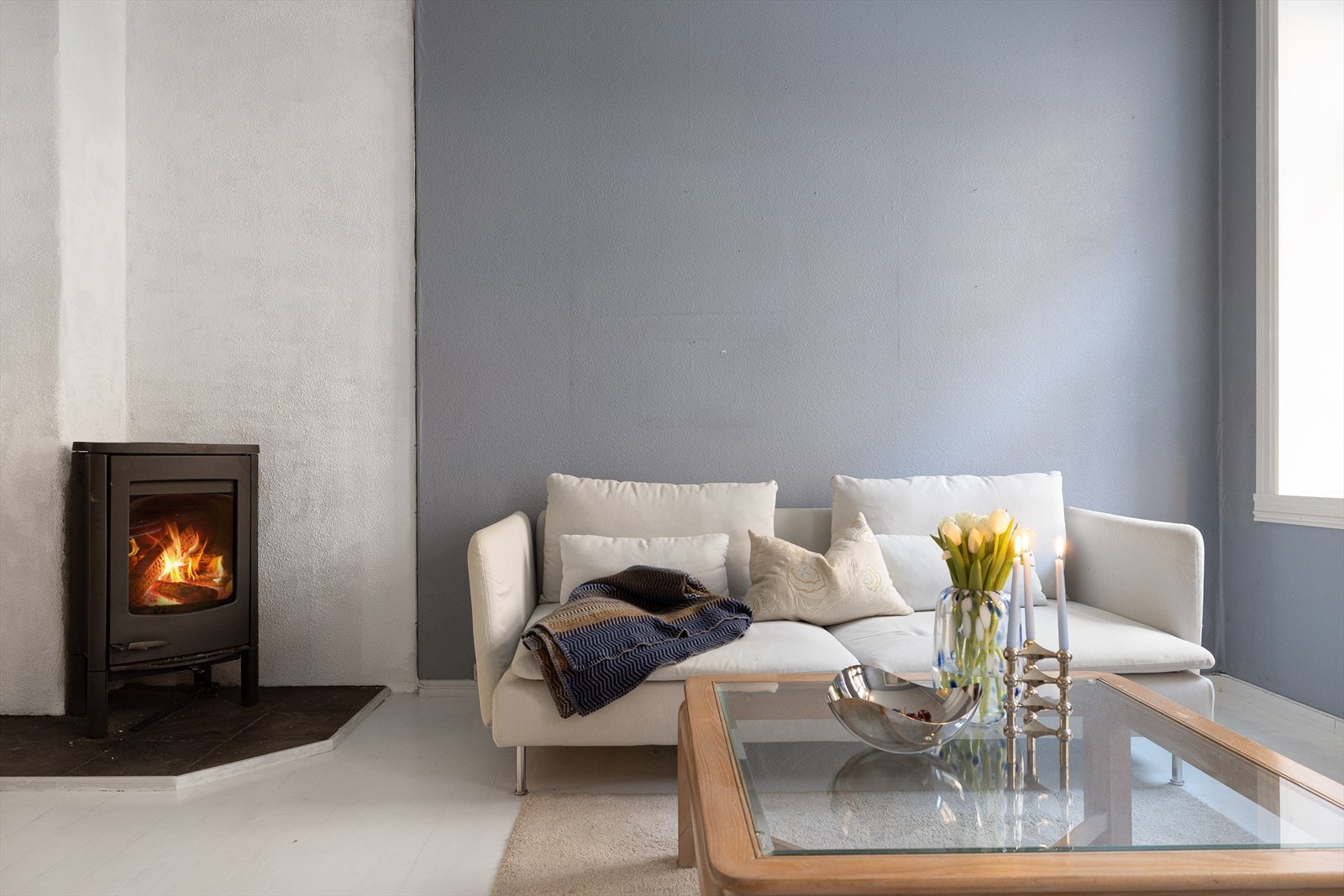 - Stuen har en vedovn som sørger for lun og energieffektiv oppvarming - Galleribilde