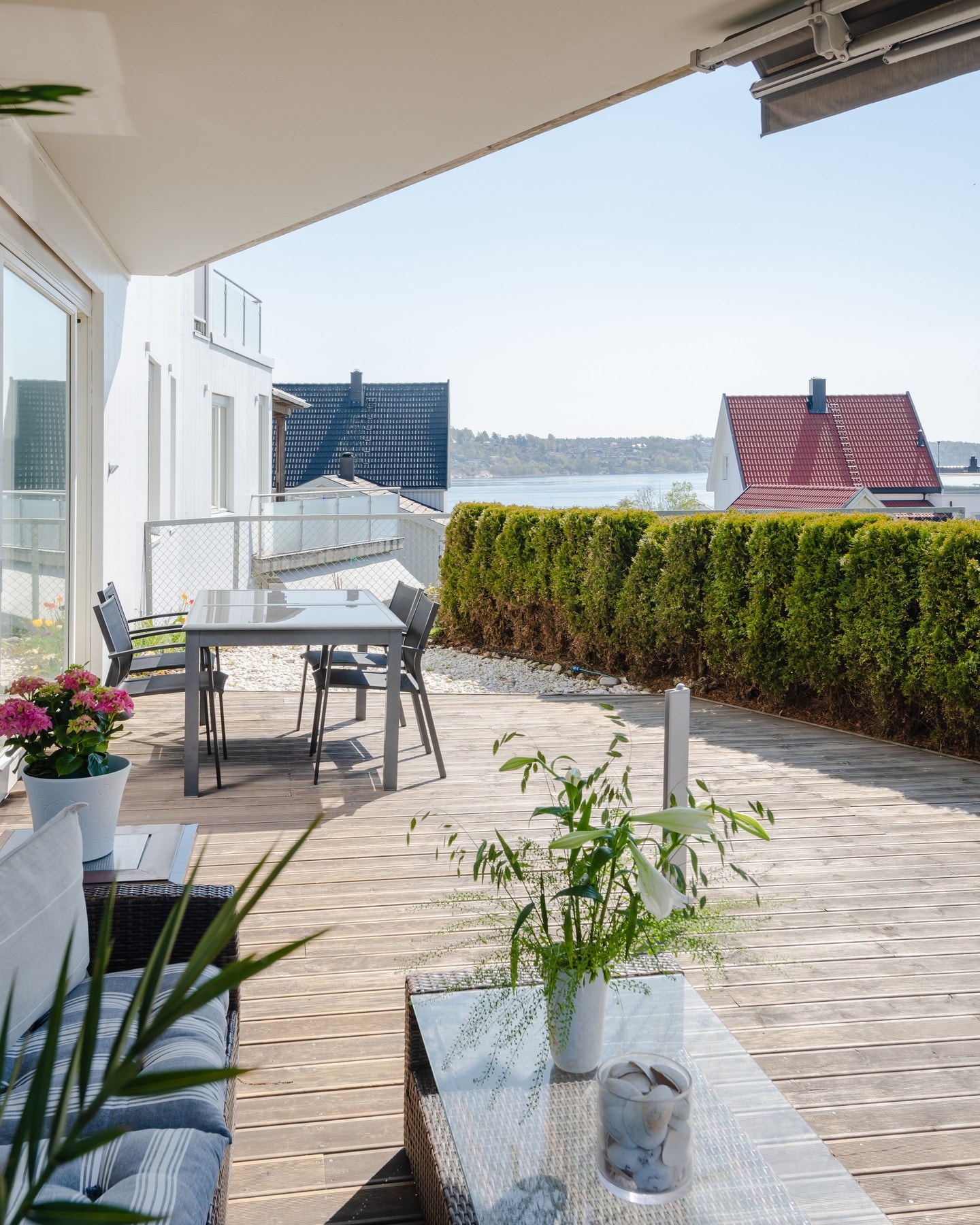 Store deler av sommerhalvåret står døra oppe og mye tid blir tilbrakt her ute. Galleribilde