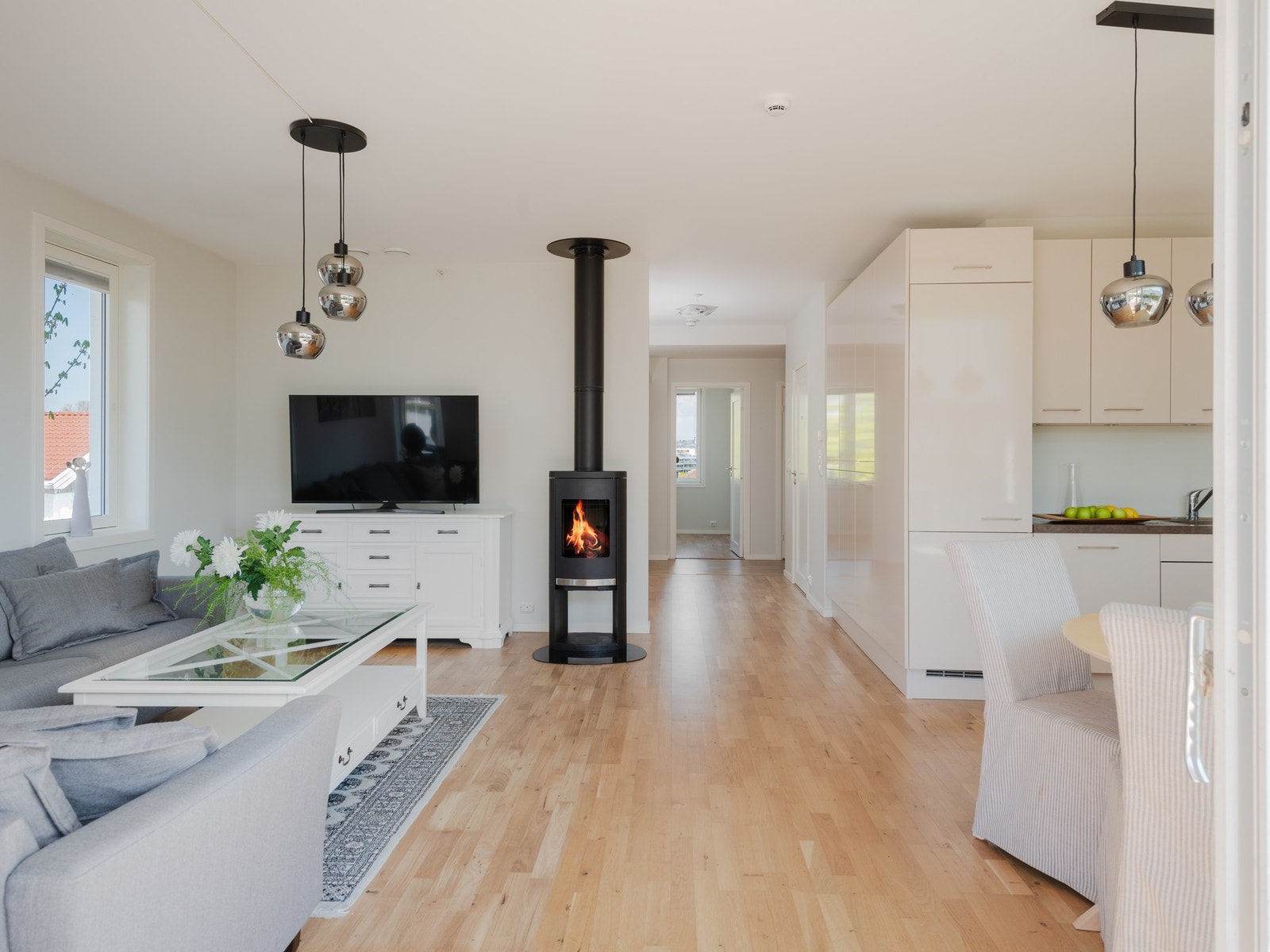 Sentralt i rommet er det en peisovn som varmer godt og gir mye kos og hygge på mørke høst- og vinterkvelder. Galleribilde