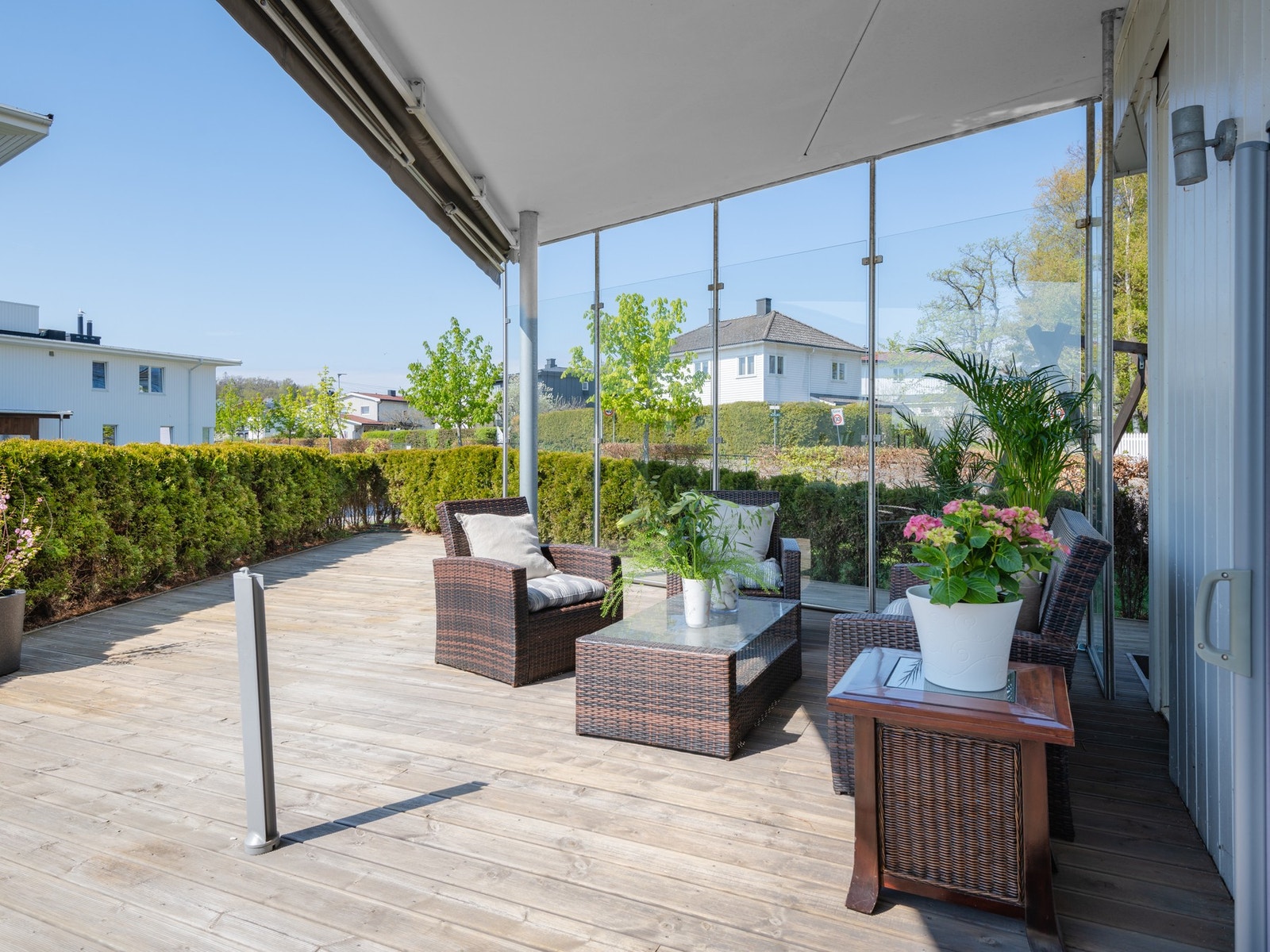 Det er god plass til koselig sittegruppe, grill og potter med blomster. Galleribilde