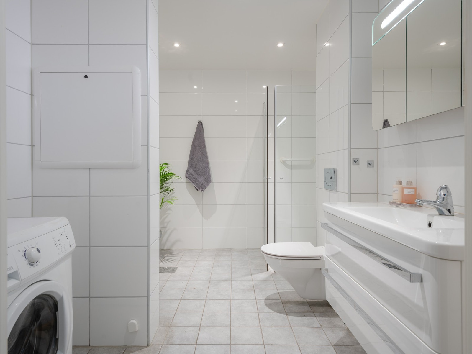 Leiligheten har et stort og delikat flislagt bad, og fungerer i tillegg utmerket som vaskerom. Galleribilde