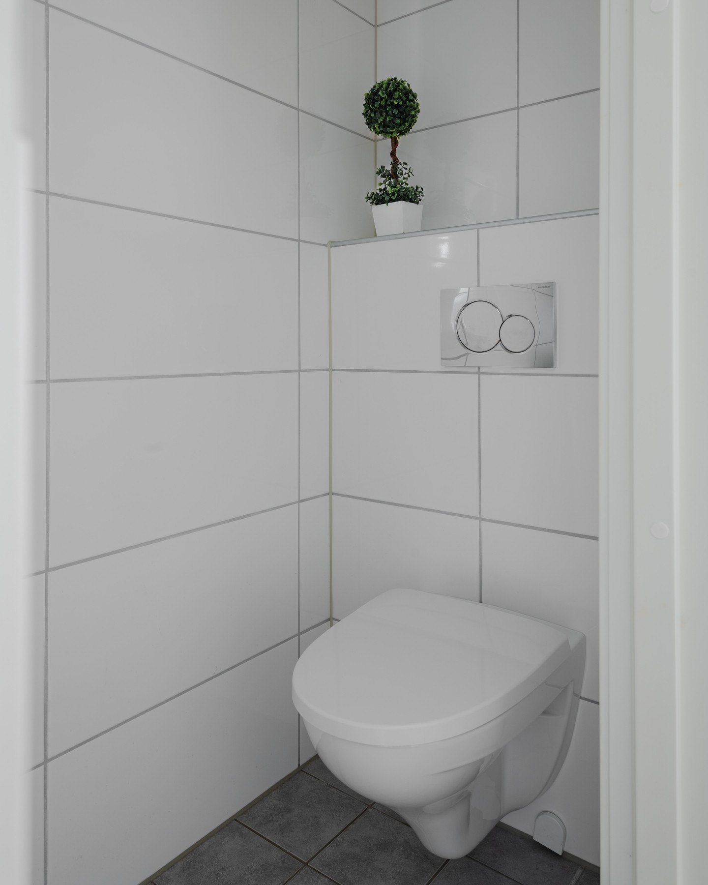 Det er i tillegg et eget toalettrom i gangen med veggfestet toalett og servant. Galleribilde