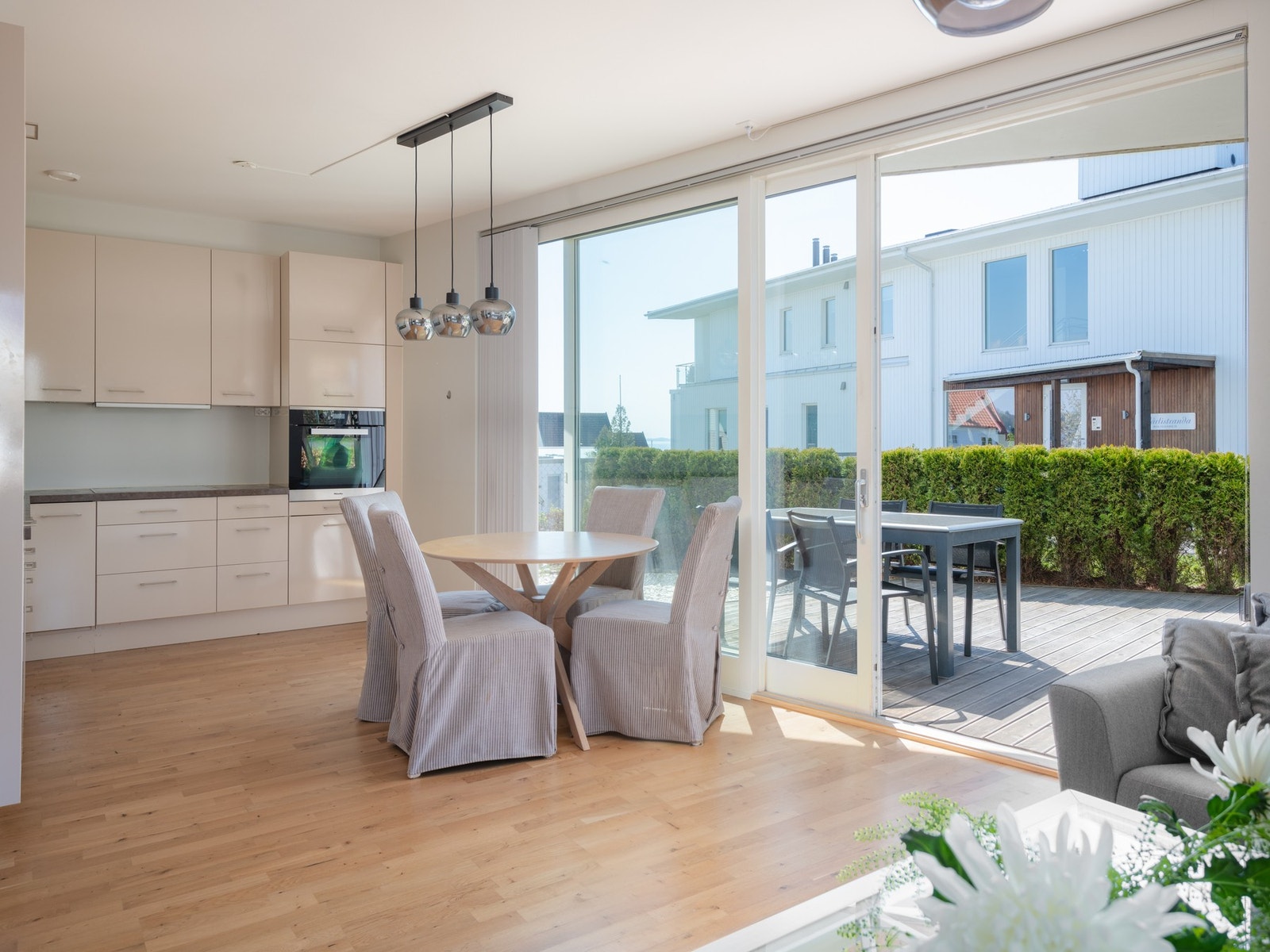 Det praktiske kjøkkenet har åpen løsning mot stuen. Her har du et arbeidsvennlig kjøkken i med overskap, gode løsninger og fin plassutnyttelse for deg som er glad i å lage mat. Galleribilde