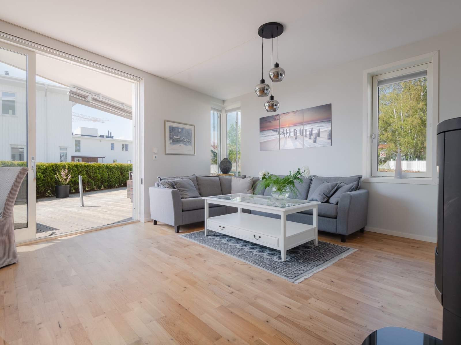 Det første man legger merke til når man kommer inn i stuen er de store vindusflatene som gir mye lys inn og sørger for en luftig romfølelse. Galleribilde