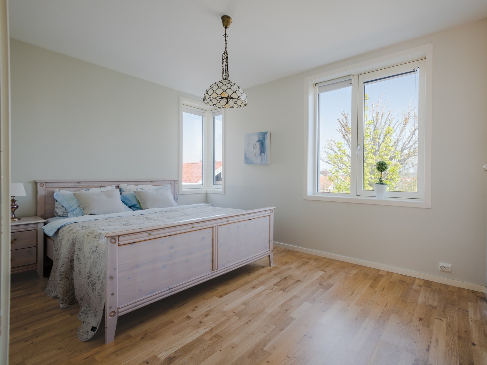 Leiligheten har to romslige soverom som er holdt i lyse farger. Galleribilde