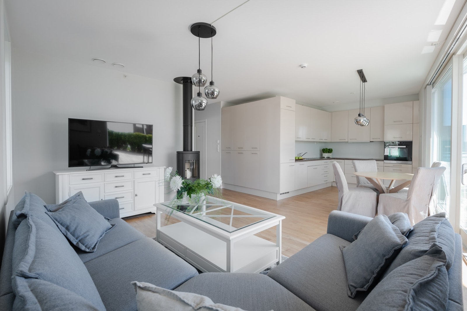 Stuen og spisestuen skaper et sosialt samlingspunkt. Det er god plass til både sofamøblement og spisegruppe. Galleribilde