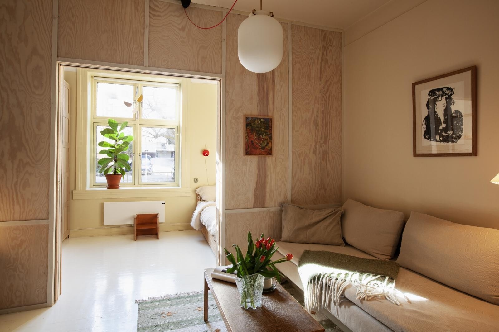 Stuen har god plass til sofa. Galleribilde