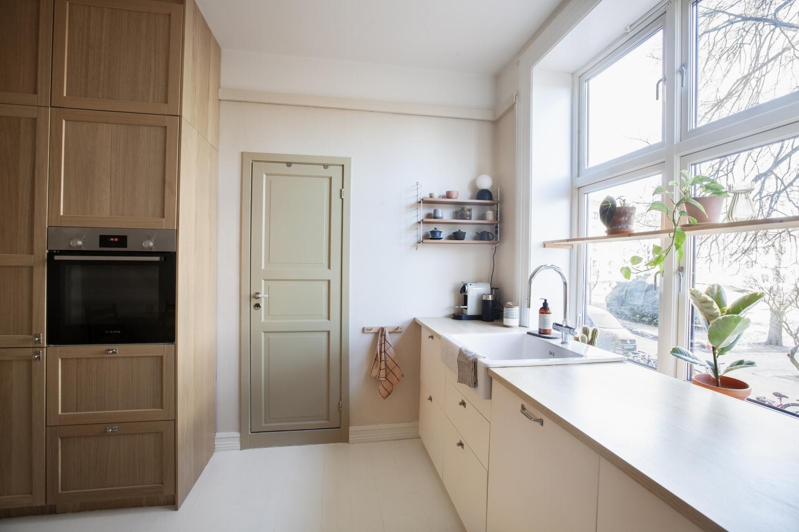 Kjøkkenet ble flyttet i 2023, med arbeidssone plassert under vindu mot bakgården. Galleribilde