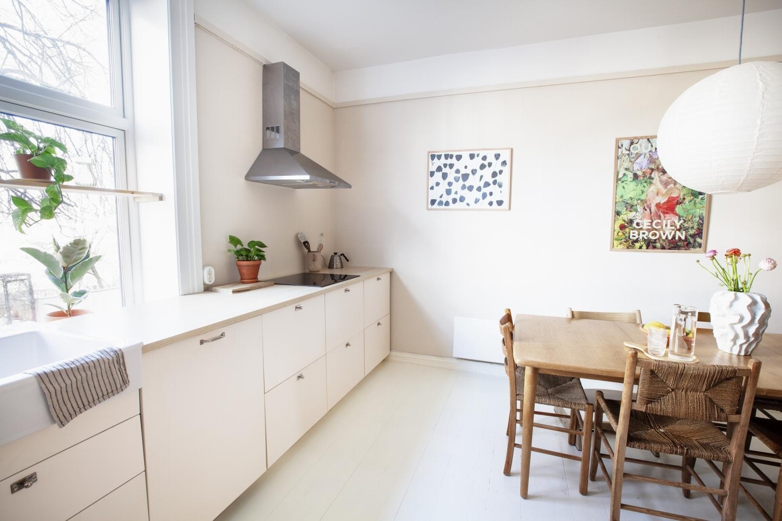 Kjøkkenet har integrert platetopp, steovn, oppvaskmaskin og en kullfilterventilator. Galleribilde