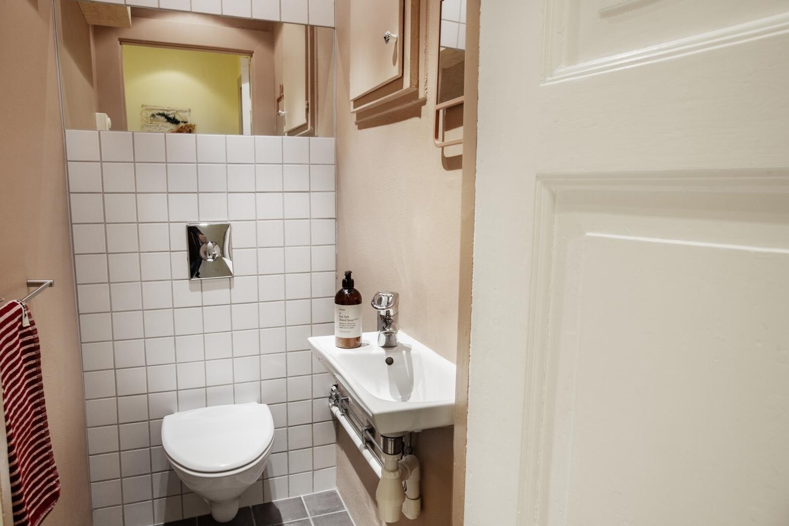 Det er mulig og slå sammen toalett og bad til ett rom. Galleribilde